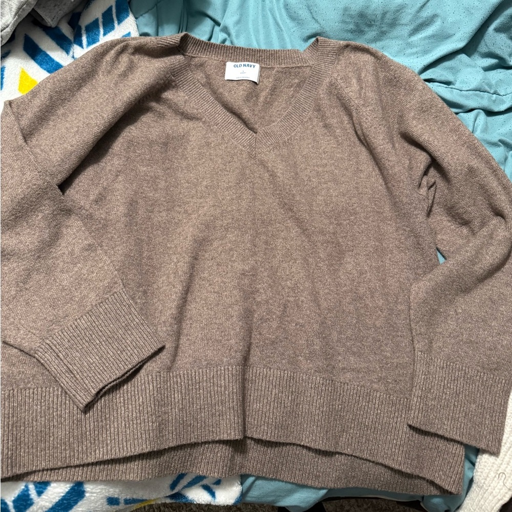 Old Navy V-Neck Sweater in Taupe